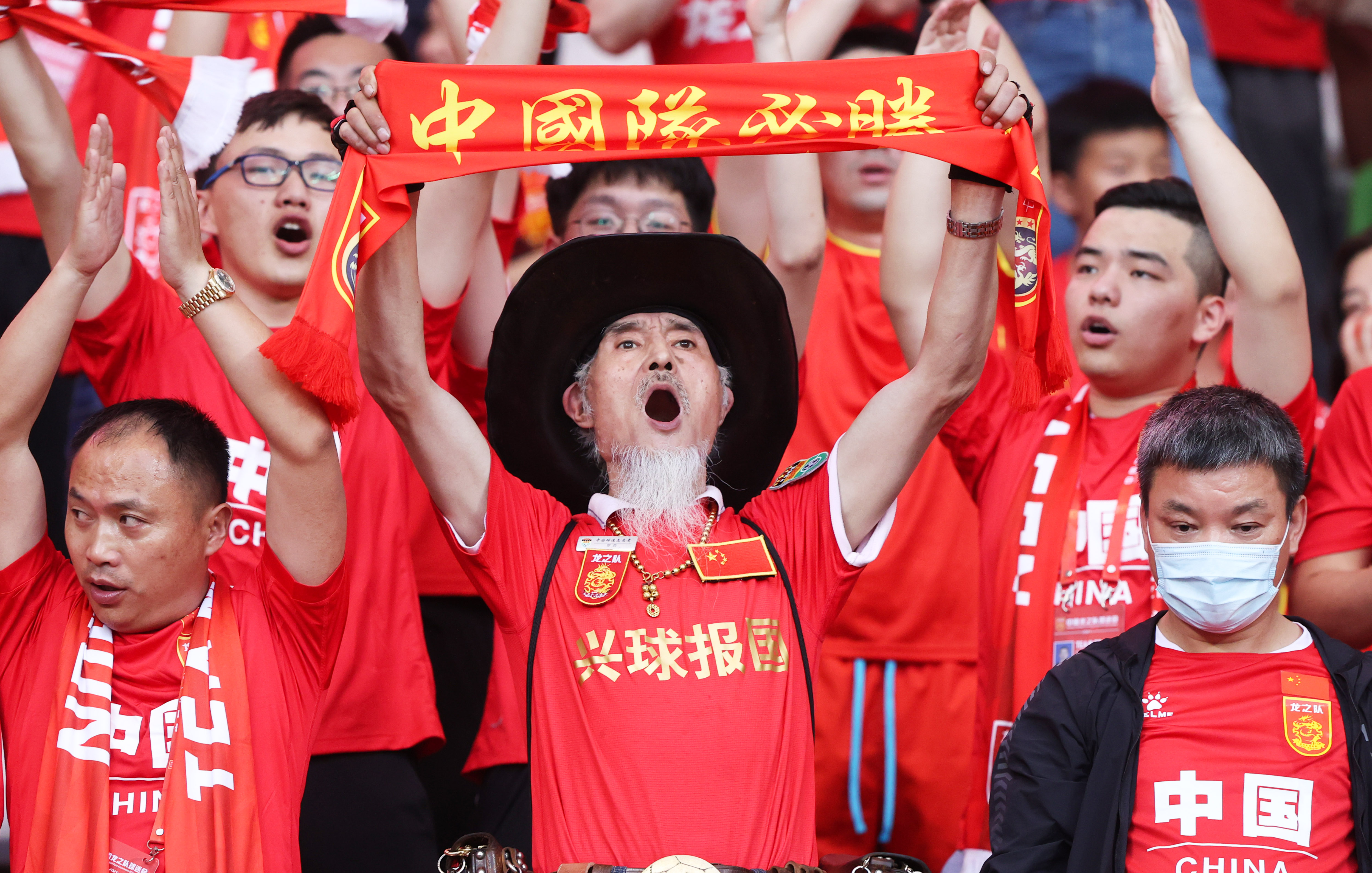 中国女排回归首秀大放异彩，哈登主场球迷高呼名字